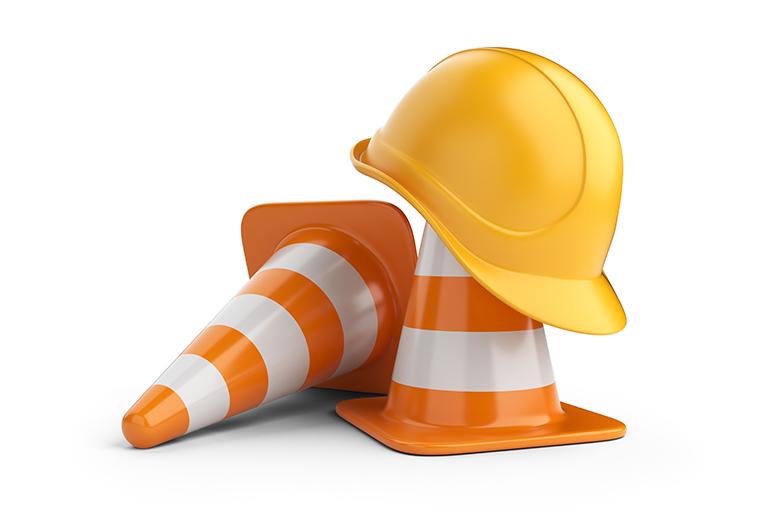 Kask ochronny na pachołkach